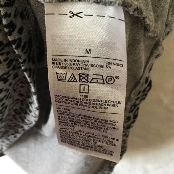 Old Navy Gray Luxe Leopard Print Short Sleeve Top - Picture 4 of 10